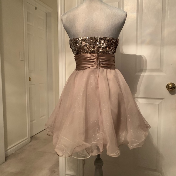 Beautiful gold dress - Picture 4 of 4